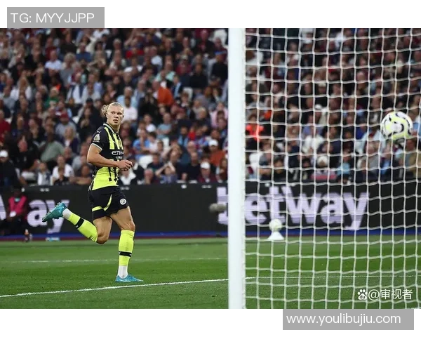 英超激战：那不勒斯险胜曼联乌龙球引发争议与全场沸腾