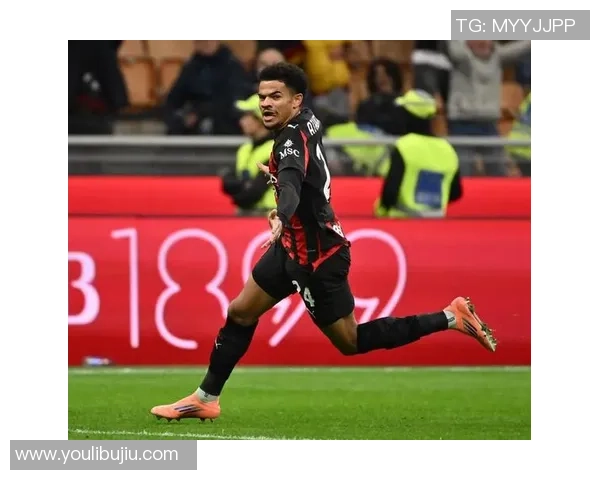 意甲焦点战AC米兰与曼联激战成平补时进球引发全场狂欢 意甲焦点战AC米兰与曼联激战成平补时进球引发全场狂欢